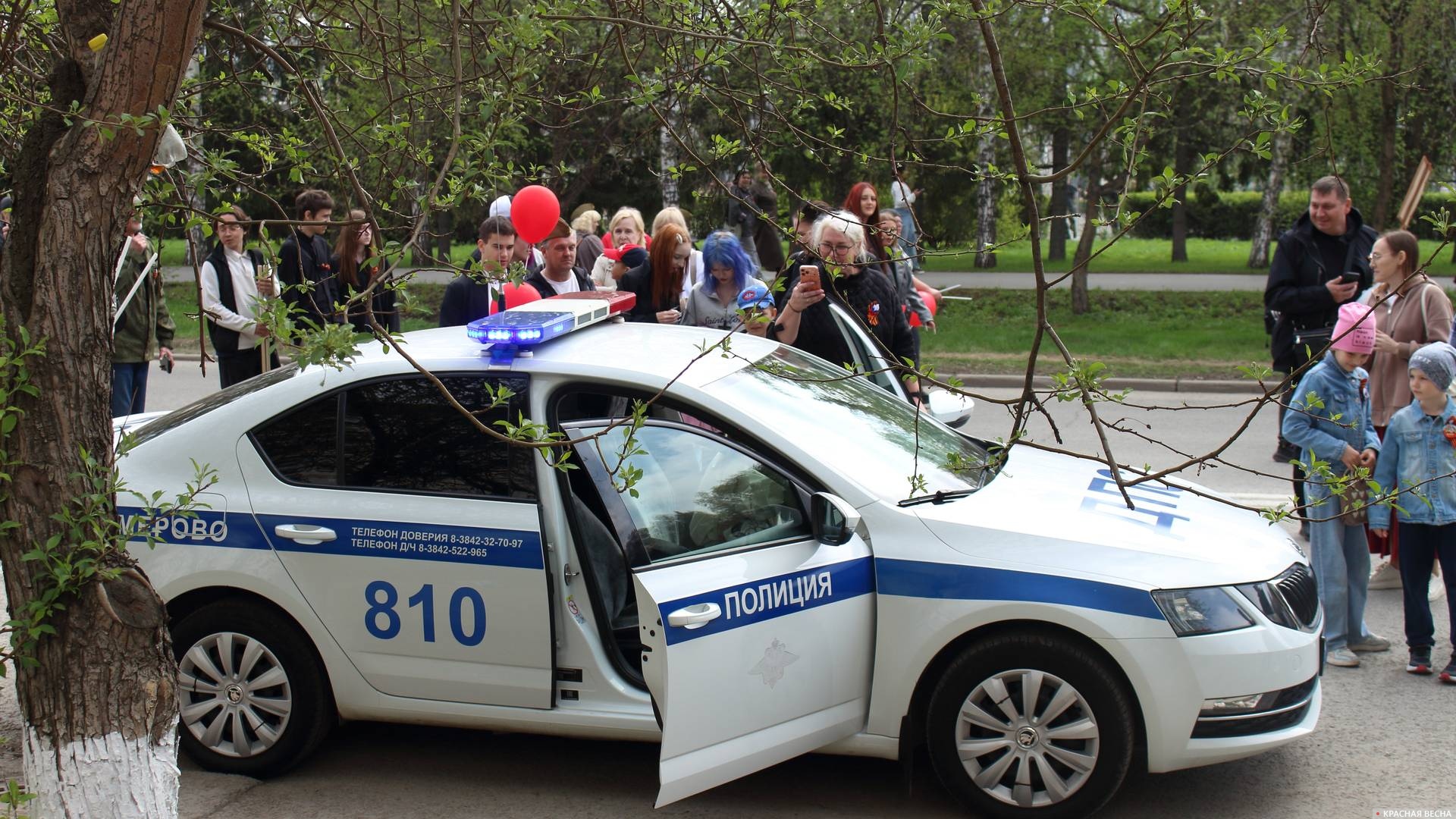 Полиция разрешает детям посидеть в автомобиле и посигналить