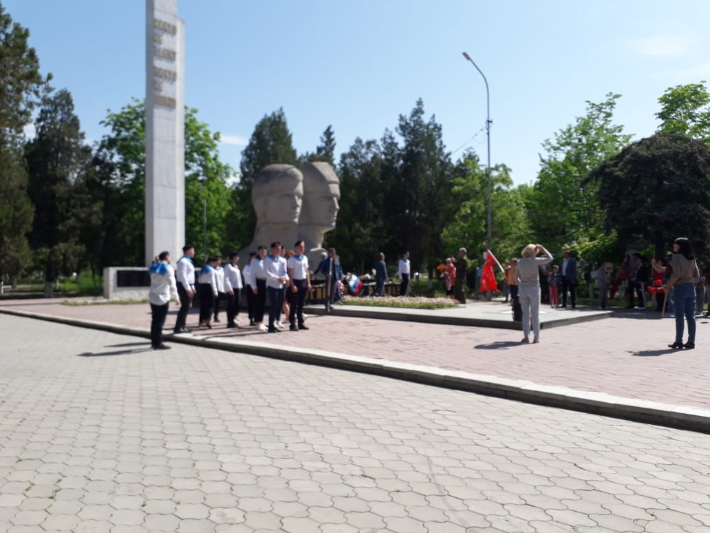У памятника-монумента  в честь погибших воинов за освобождение города Прохладный