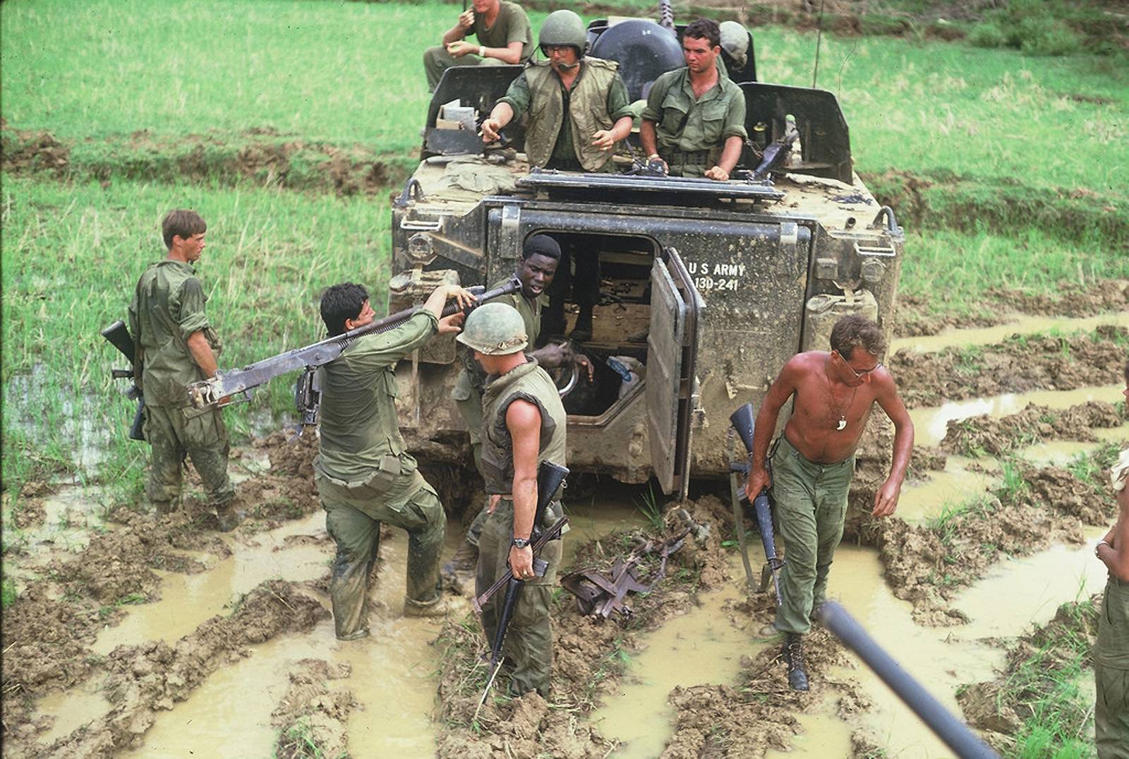 Бронетранспортер М113 23-й пехотной дивизии США во время Вьетнамской войны