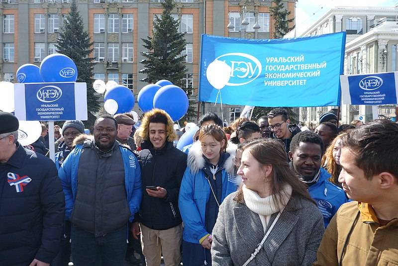 Студенты Уральского государственного экономического университета на Первомайской демонстрации в Екатеринбурге 1 мая 2019 года