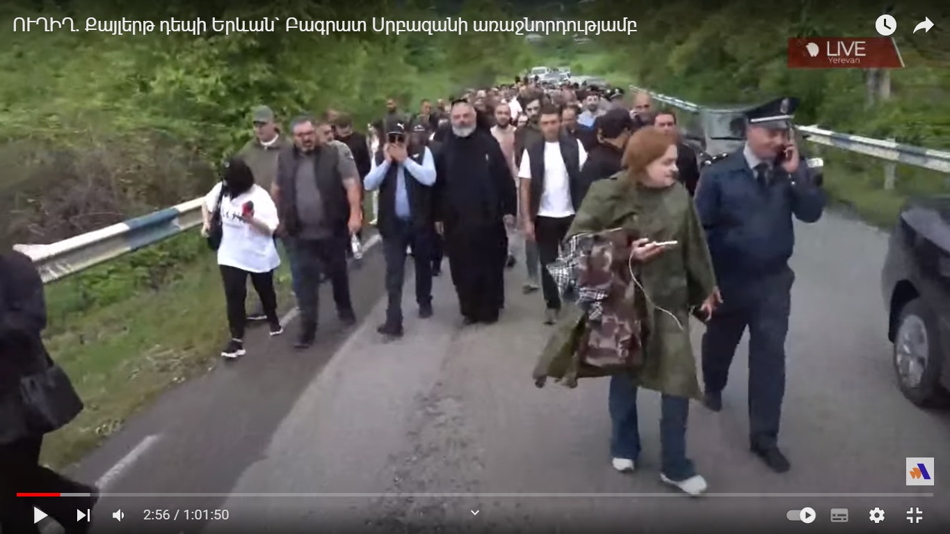 В Армении возглавленное архиепископом шествие продолжило движение на Ереван