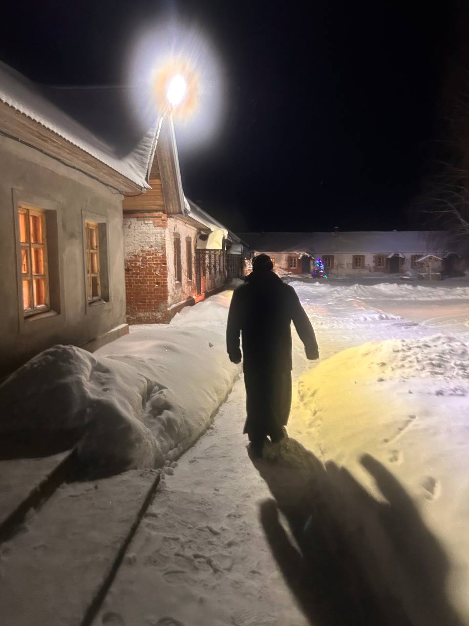 Инок Филиппо-Ирапского мужского монастыря Леонид торопится ко Всенощной