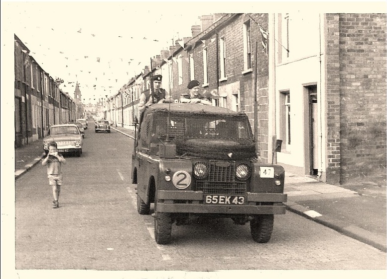 Британский патруль на улице Белфаста во времена Конфликта. Северная Ирландия. 1970 год