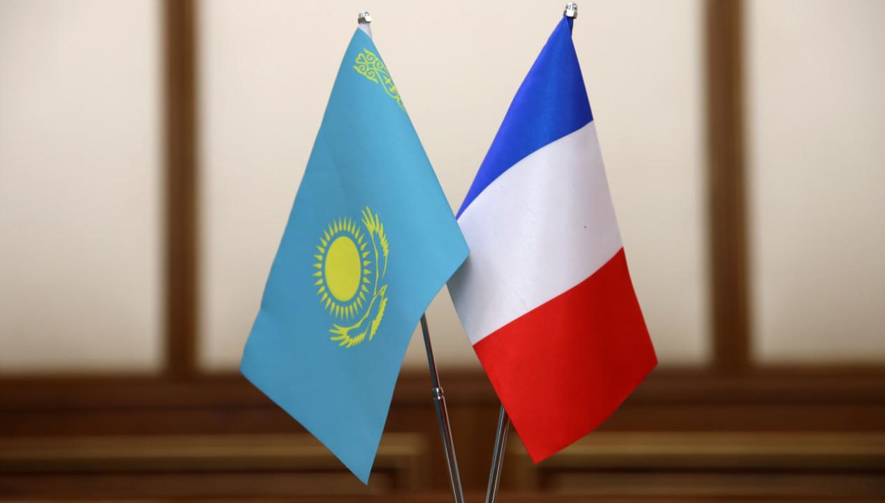 Флаги Казахстана и Франции