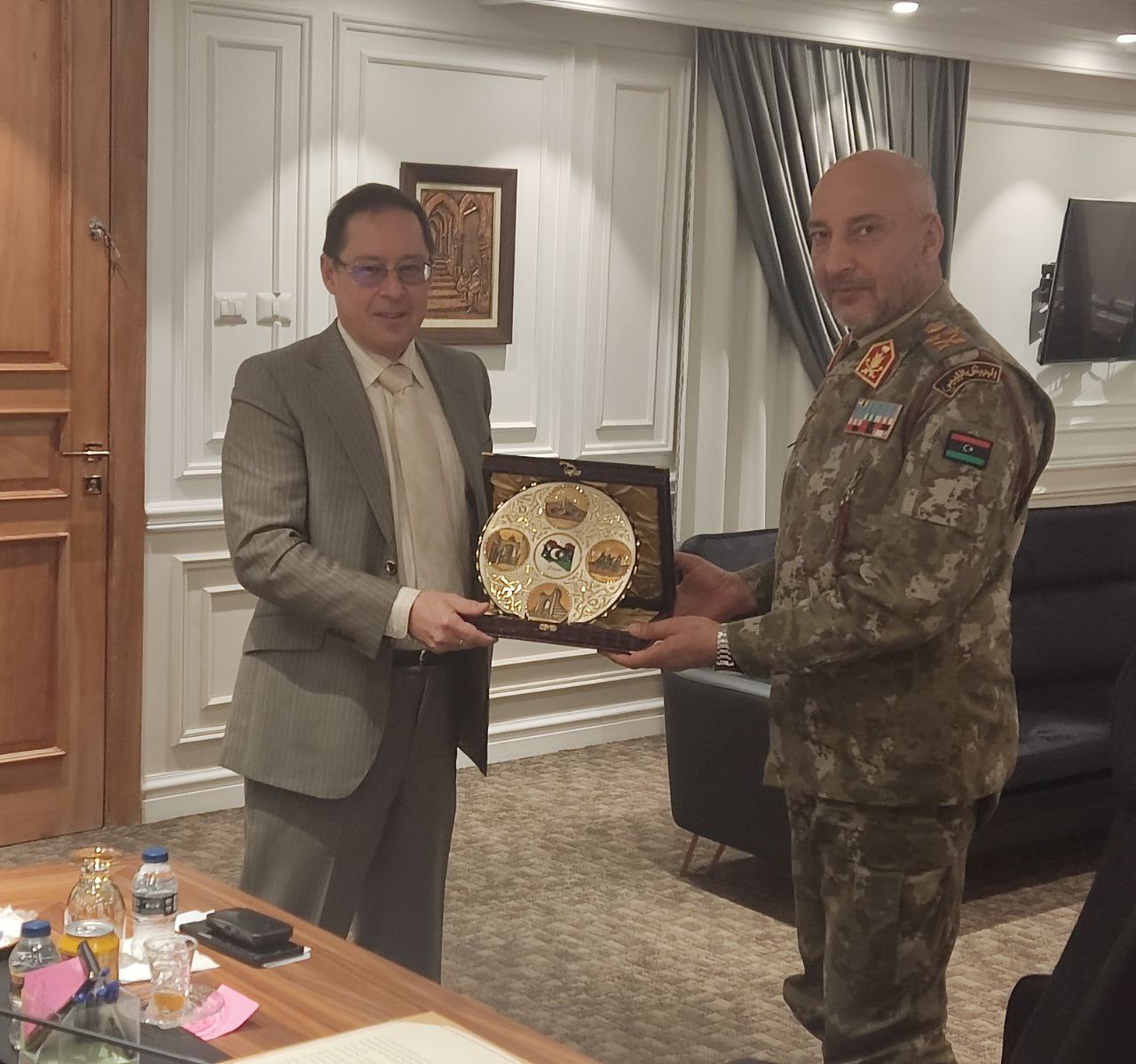 Переговоры посла России в Ливии Айдара Аганина с начальником генерального штаба ливийской армии генерал-полковником Мухаммедом Хаддадом