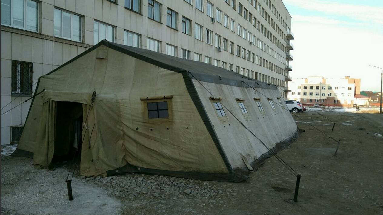 Армейская палатка возле больницы в Миассе