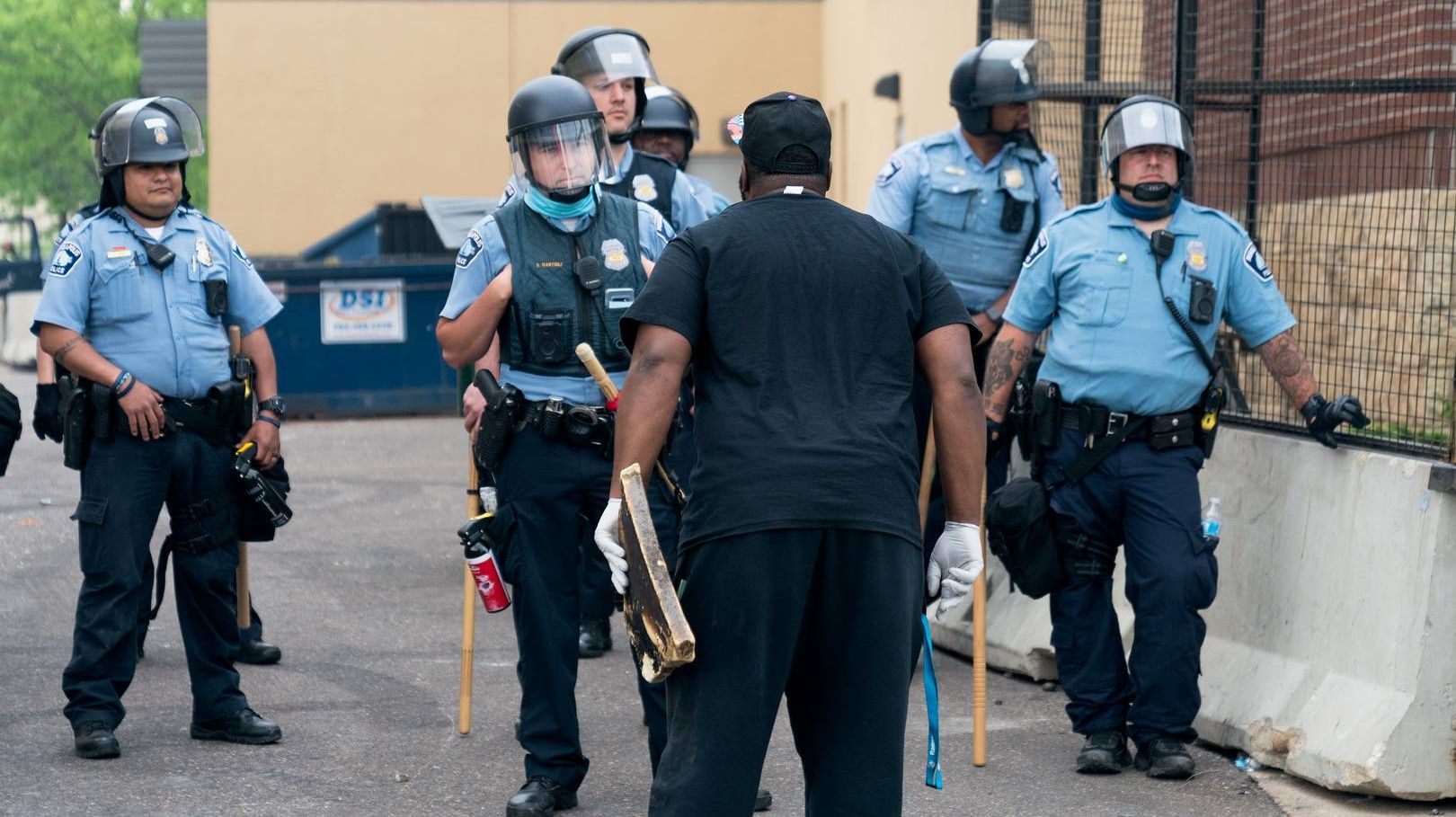 Столкновение с полицейскими в Миннеаполисе, штат Миннесота