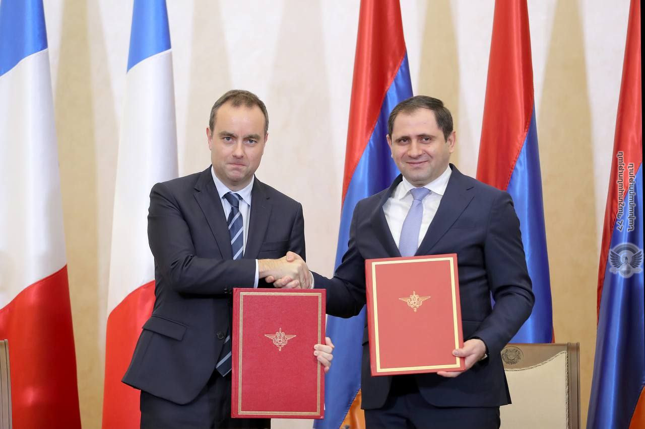 Министр обороны Франции Себастьян Лекорню и министр обороны Армении Сурен Папикян, 23 февраля 2024 года, Ереван