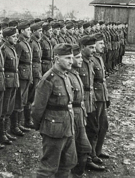 201-й батальон шуцманшафта (на первом плане — Роман Шухевич)