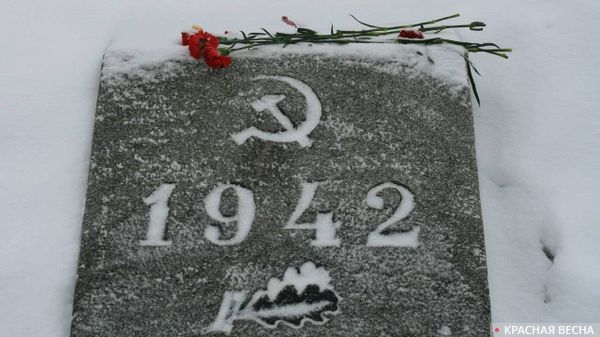 Плита на братской могиле на Пискарёвском кладбище