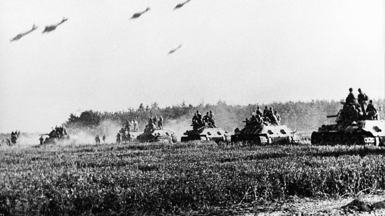 Советские танки Т-34 идут на марше в 30 км от Белгорода, направляясь к станции Прохоровка. Июль 1943 г.