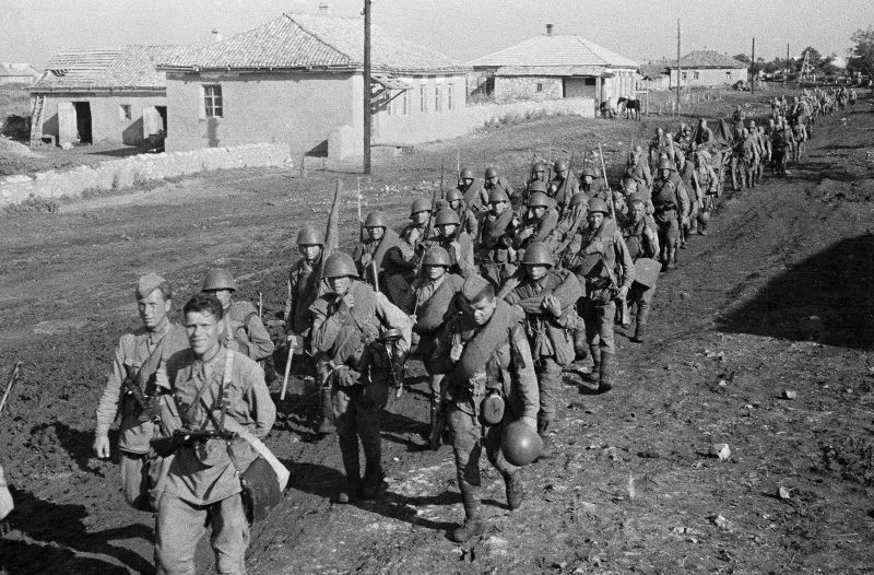 Бойцы Красной Армии на марше к Сталинграду. 1942