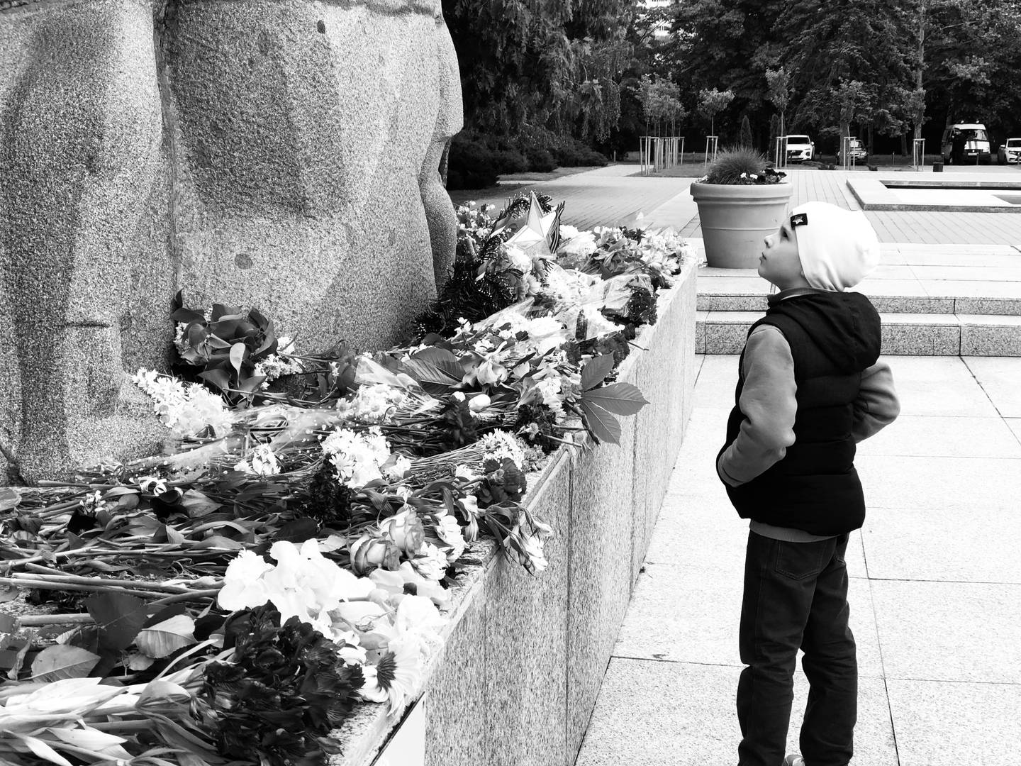 Граждане перед мемориалом жертвам фашизма