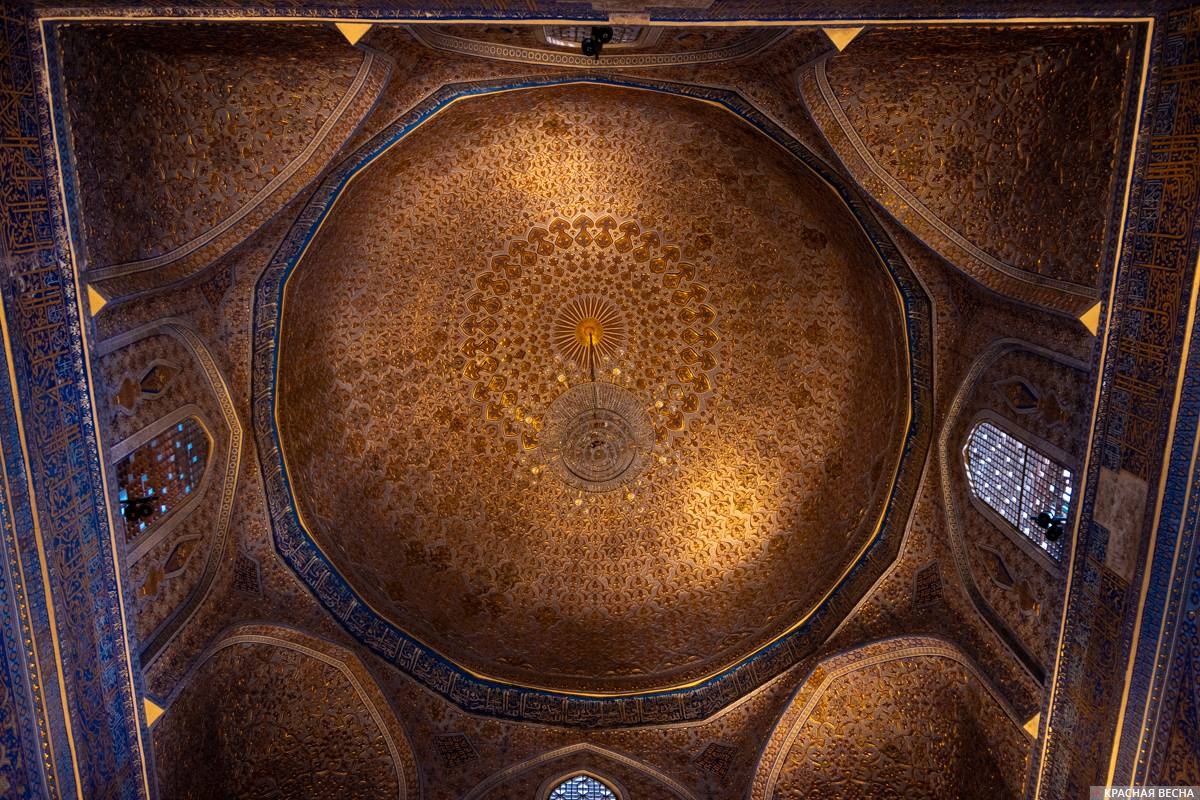 Люстра внутри купола гробницы Амира Тимура в Самарканде