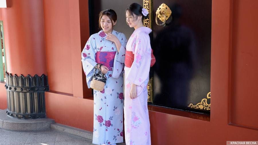 Молодые японки в кимоно