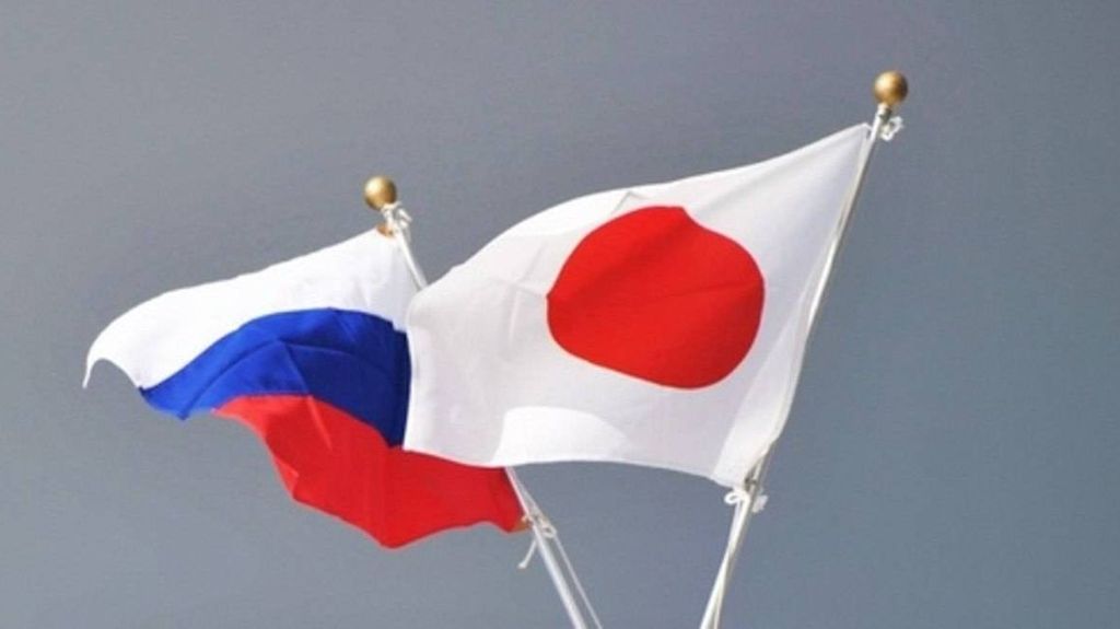 Российский и японский флаги