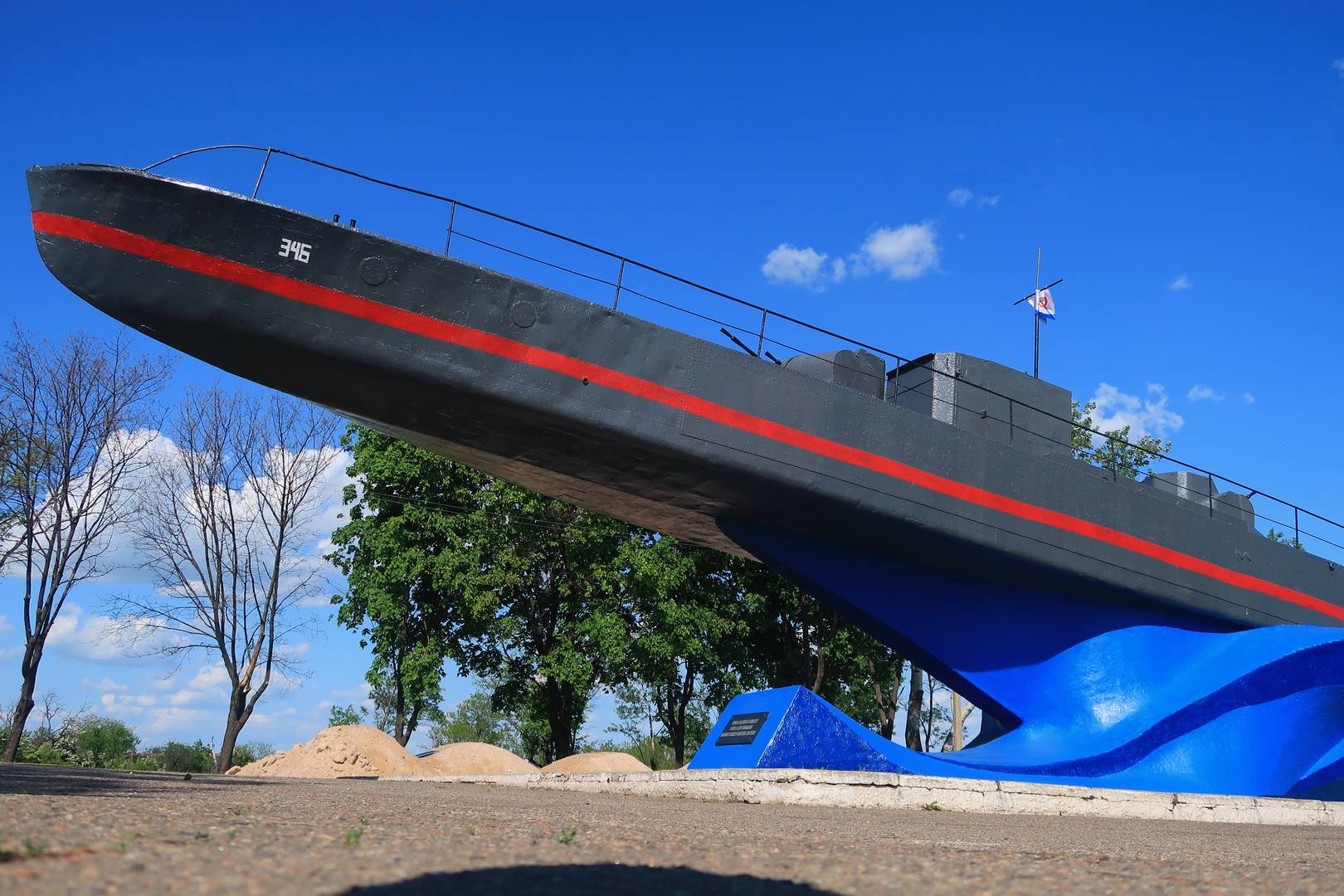 Памятник морякам-освободителям Мариуполя от фашистов