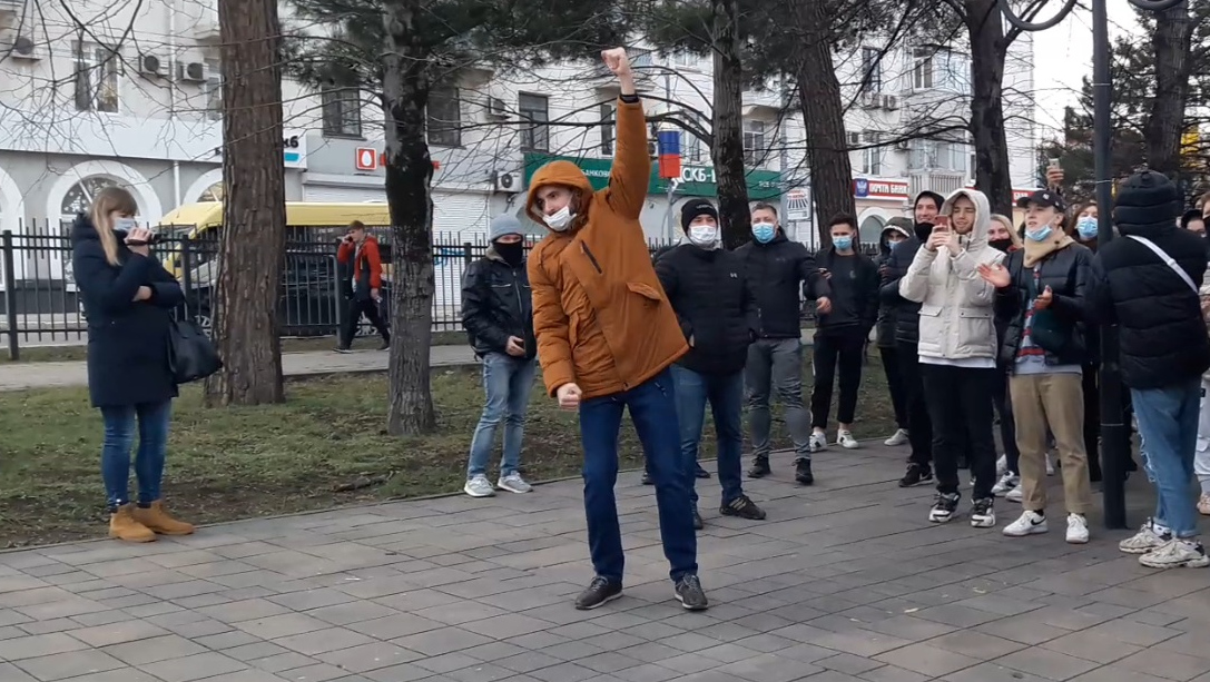 Участник акции в Новороссийске подбадривает толпу
