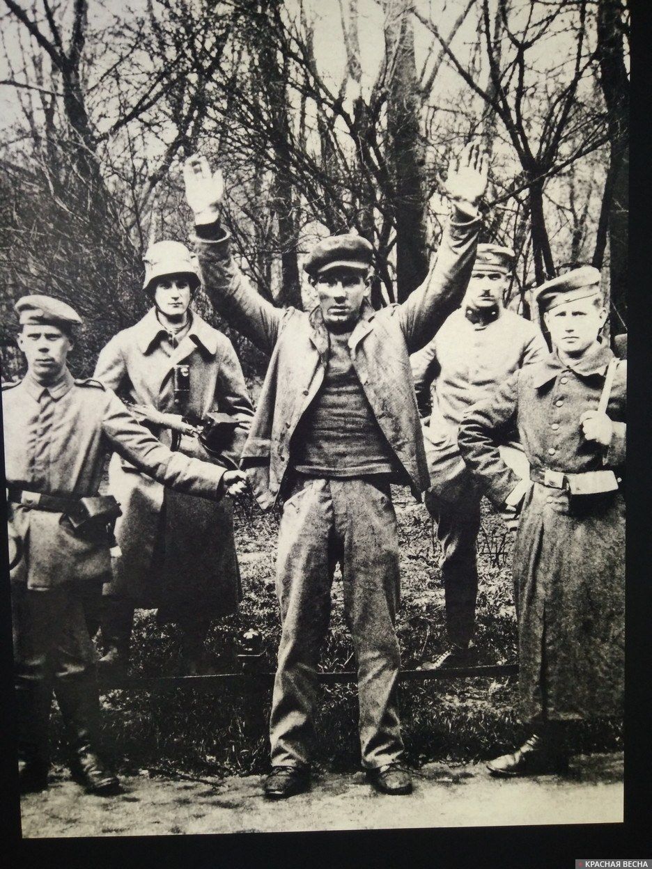Рабочий перед расстрелом. Фотография с экспозиции выставки в Центре истории национал-социализма в Мюнхене. 