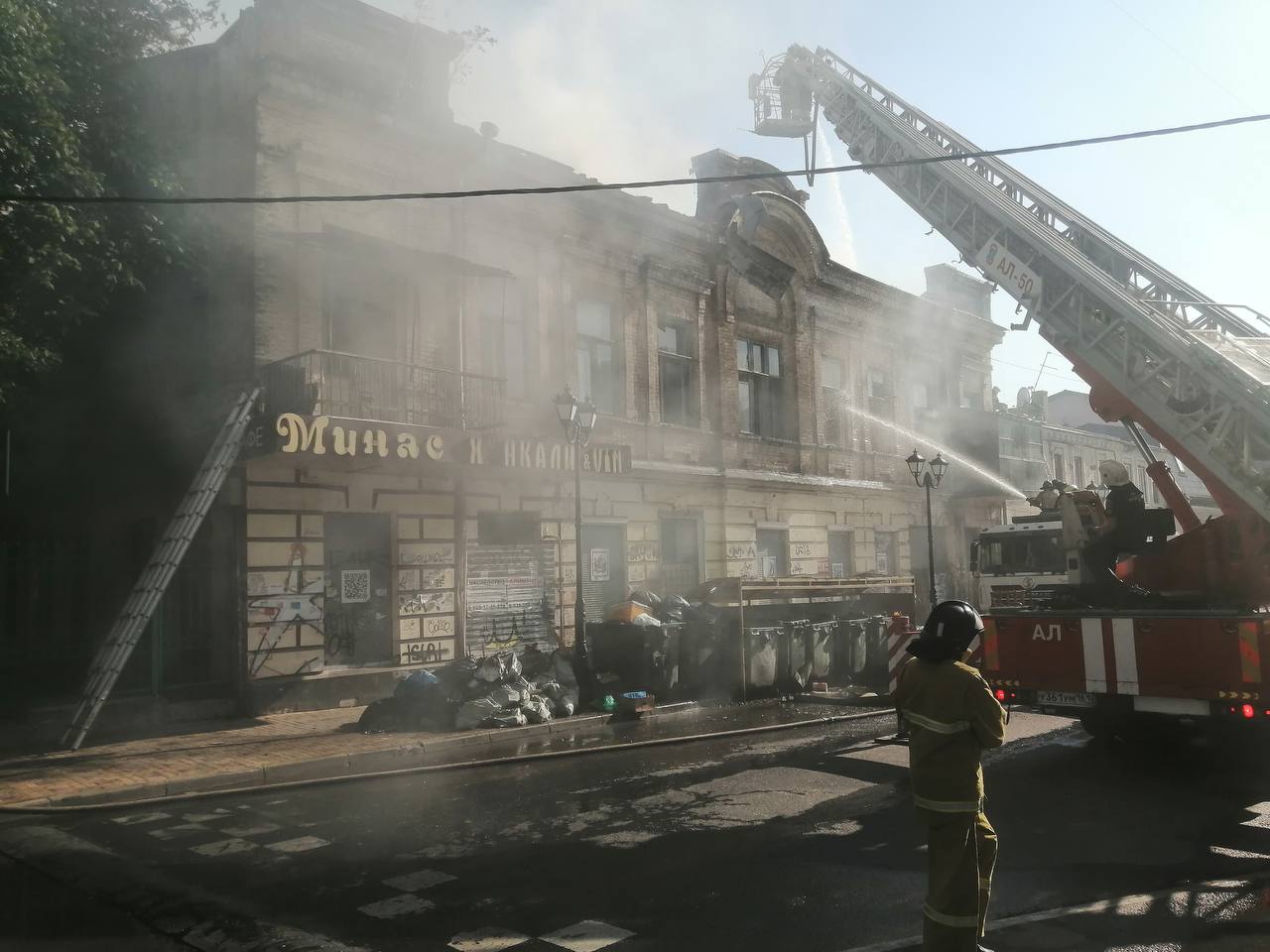 В центре Ростова-на-Дону загорелся заброшенный дом