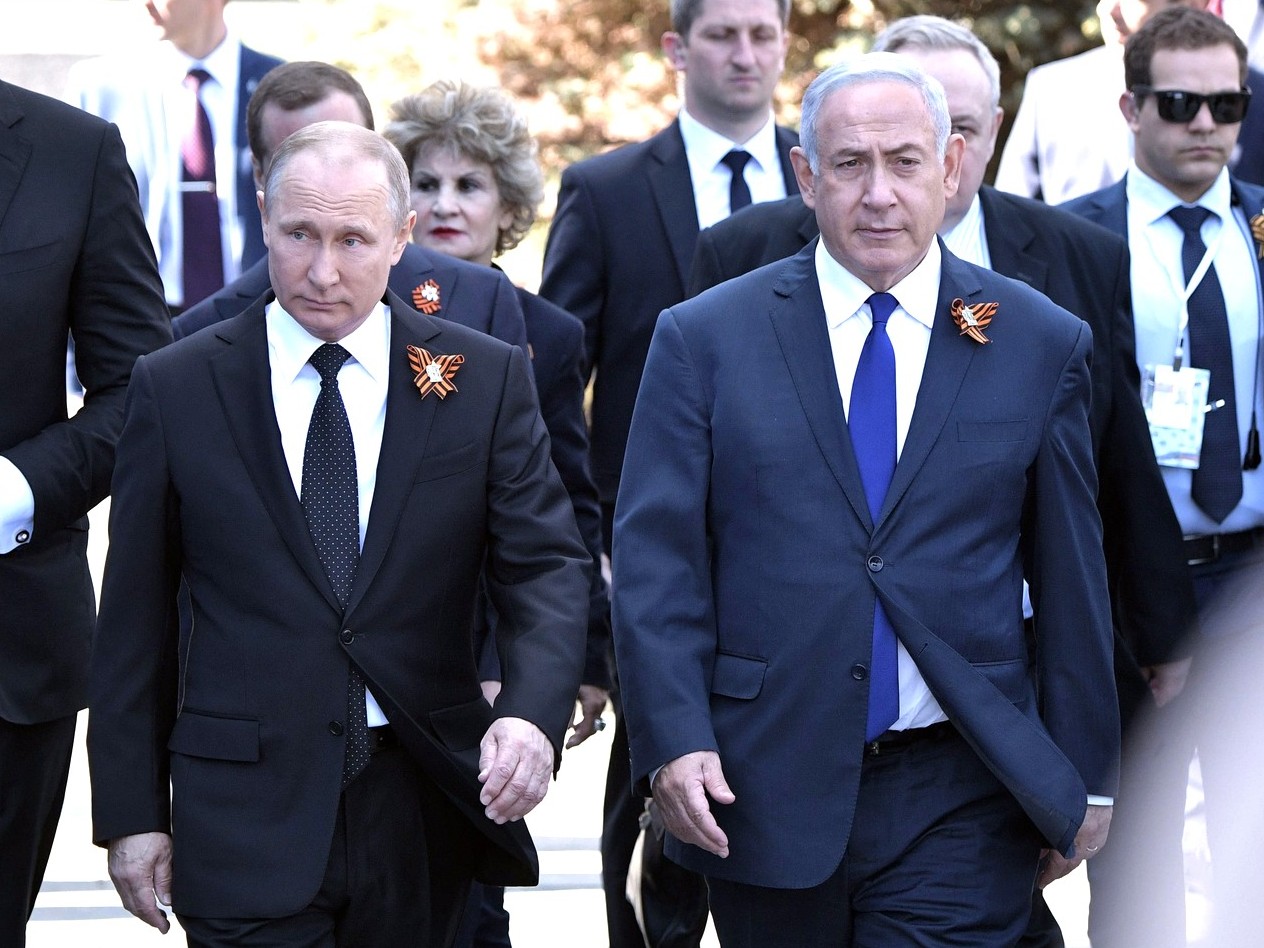 Премьер-министр Израиля Биньямин Нетаньяху в сопровождении президента России Владимира Путина на Параде Победы в Москве в 2018 году