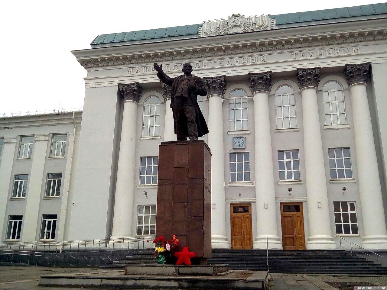 Памятник Ленину на проспекте Вагоностроителей в Дзержинском районе. Нижний Тагил