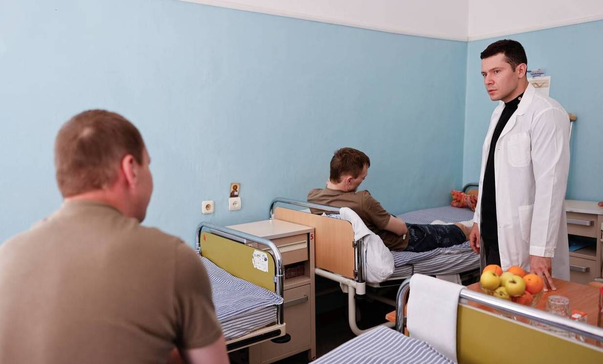 Антон Алиханов и бойцы