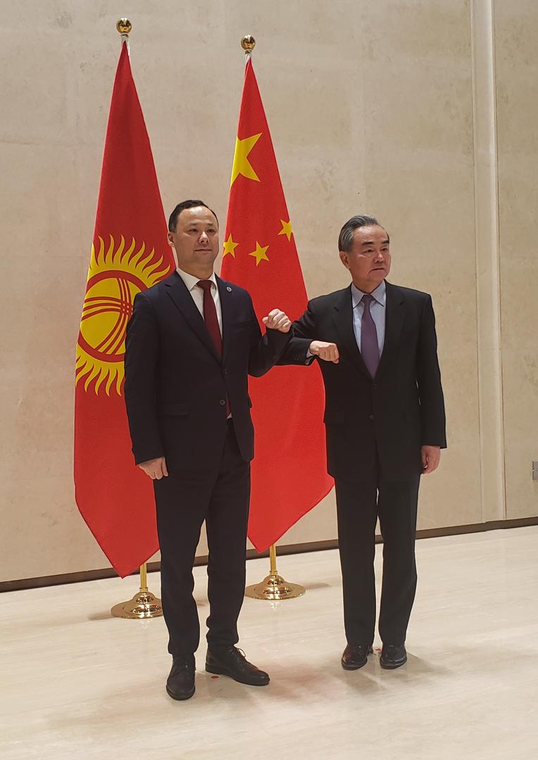 Главы МИД Киргизии Руслан Казакбаев и Китая Ван И