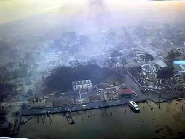 Город Лахайна в дыму пожаров. Гавайи