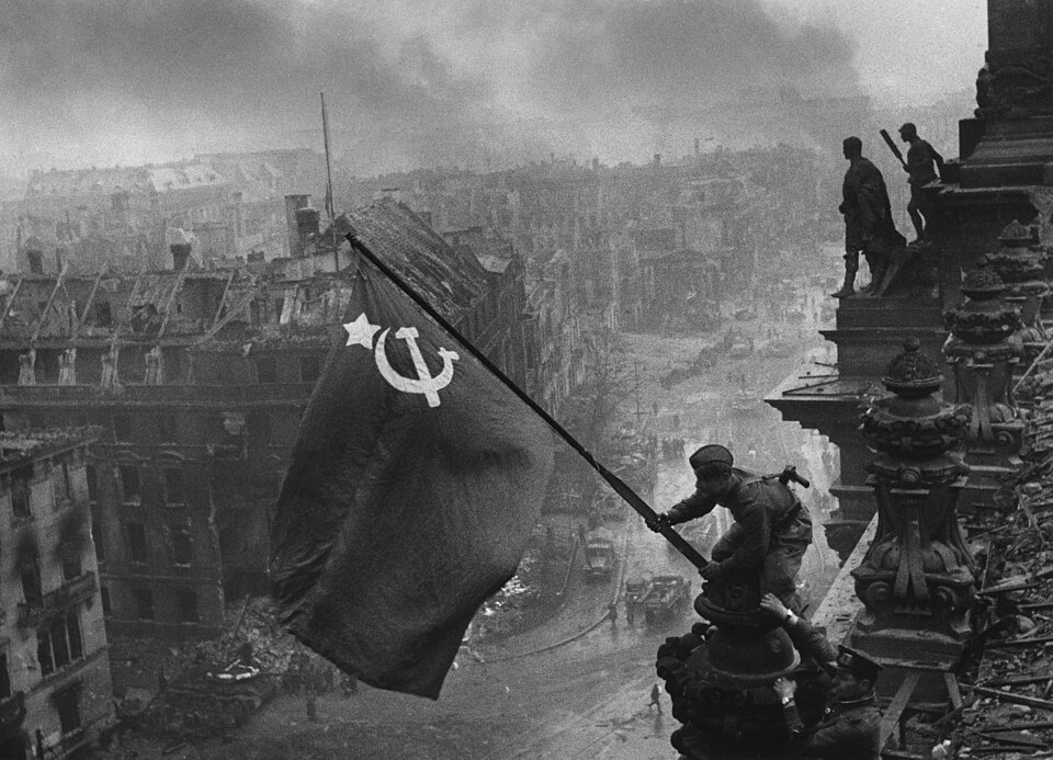 Советский флаг над рейхстагом. 1945