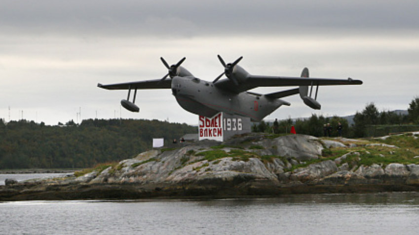 Памятник морским авиаторам Северного флота – гидросамолет Бе-6 на острове Большой Грязный  в Кольском заливе