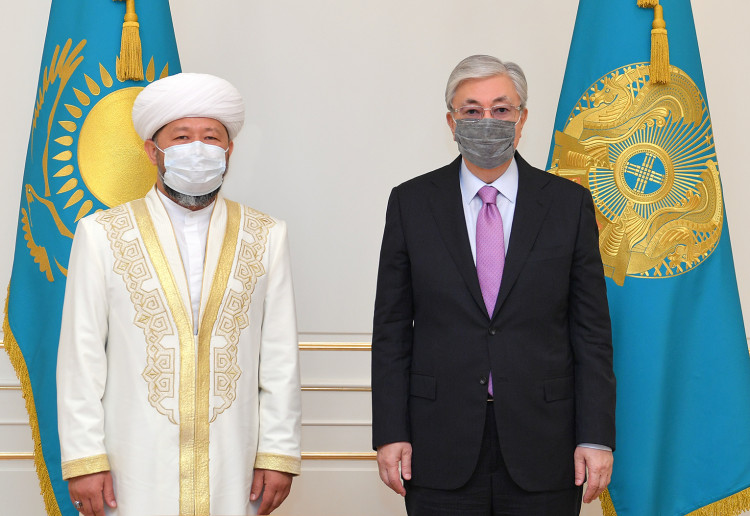 Президент Казахстана Касым-Жомарту Токаев и глава духовного управления мусульман республики, верховный муфтий Наурызбай кажы Таганулы.