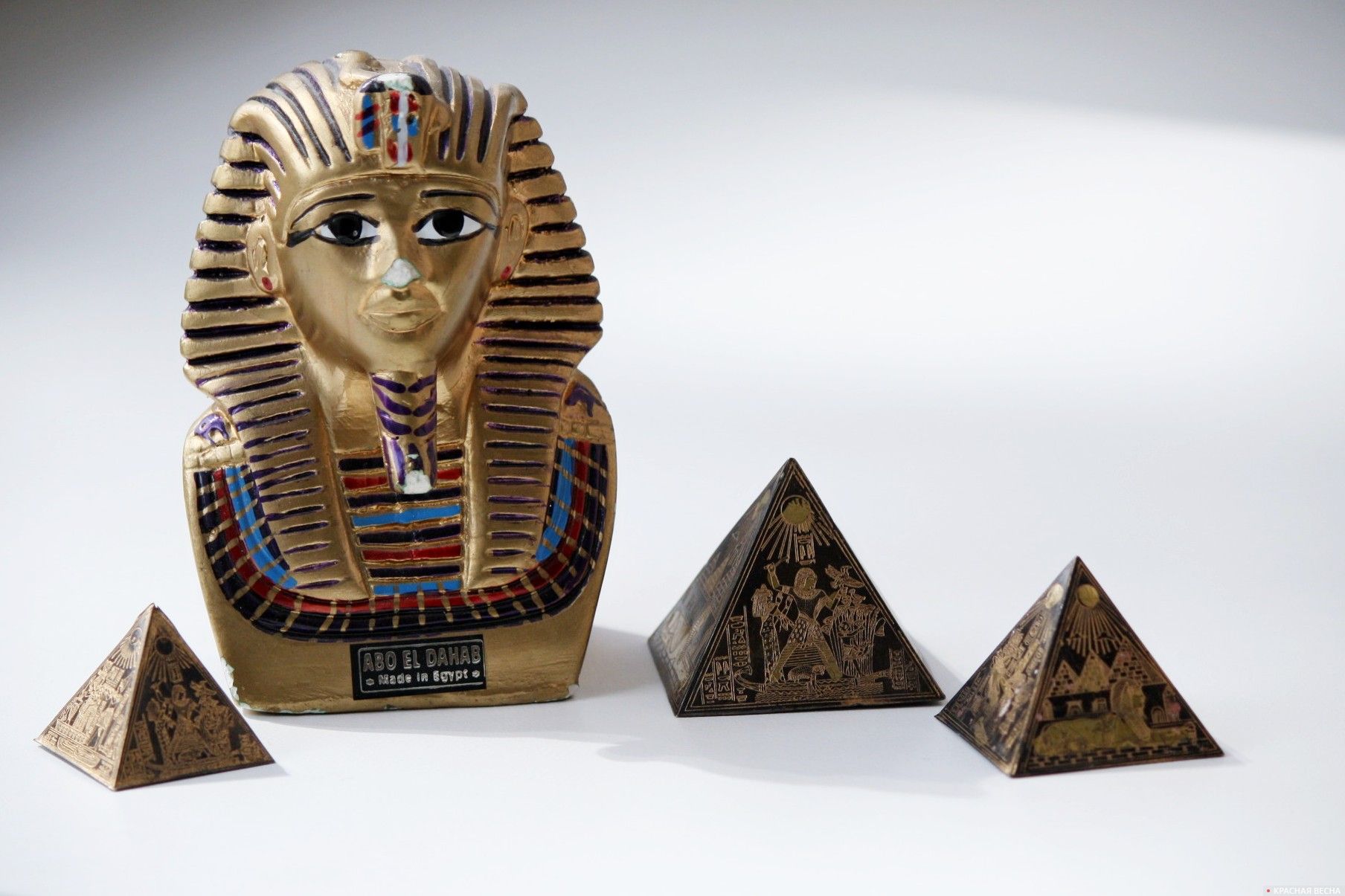 Фигурка фараона и египетские пирамиды