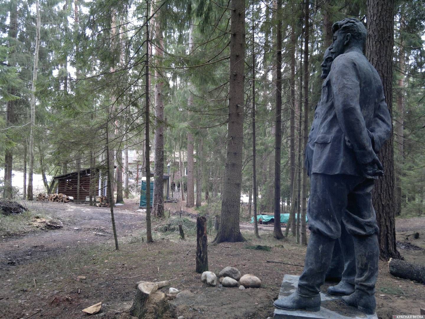 Скульптурная группа «Ленин и Сталин в Горках» на фоне туалетов