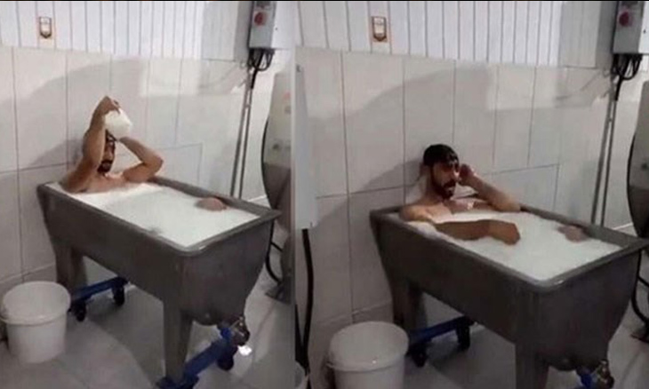 Турецкий рабочий Эмре Саяр моется в молоке перед отправкой в тюрьму
