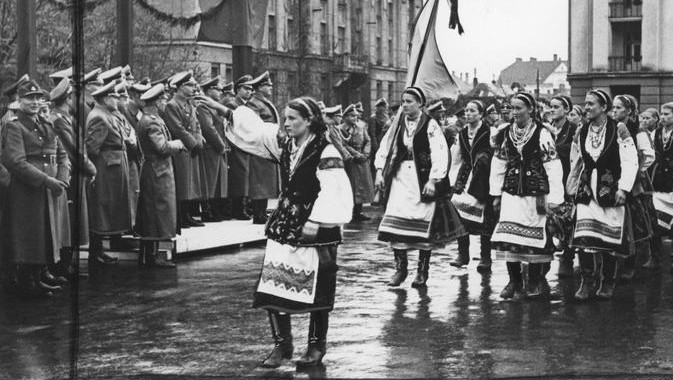 Парад в Станиславе (ныне Ивано-Франковск) в честь визита генерал-губернатора Польши рейхсляйтера Ганса Франка, октябрь 1941