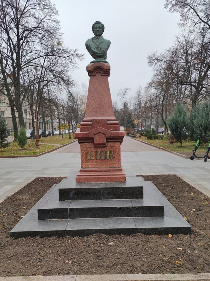Памятник Пушкину к 100-летию со дня рождения А.Пушкина в Житомире, сооруженный на народные деньги
