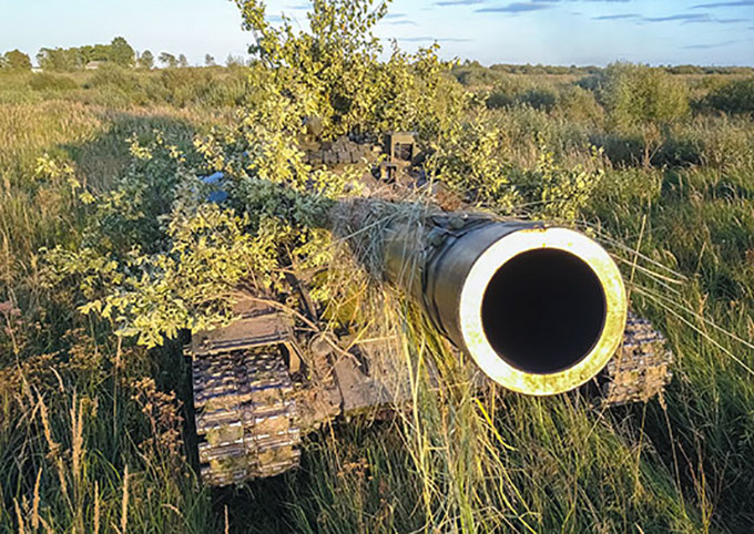 На специализированных полигонах в Калининградской области военнослужащие отдельного танкового полка армейского корпуса Балтийского флота выполнили боевые стрельбы по мишеням