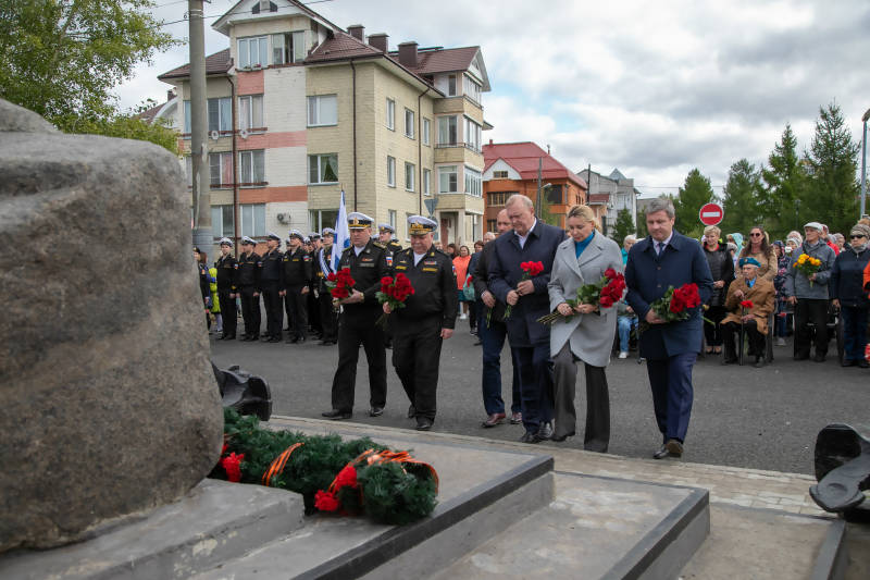 В годовщину прихода первого союзного конвоя в Архангельске возложили цветы к закладному камню «Всем, кого не вернуло море»
