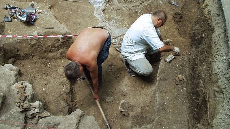 Археологи на раскопках могильника.