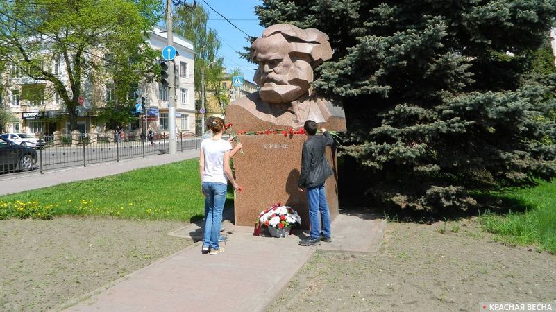 Возложение цветов к памятнику Карлу Марксу в Калуге