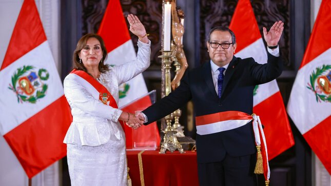 Президент Перу Дина Болуарте и министр обороны Альберто Отарола