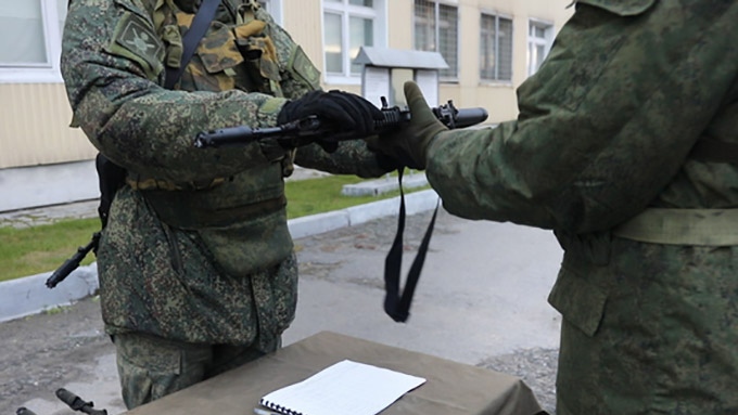 Выдача военнослужащим автоматов Калашникова