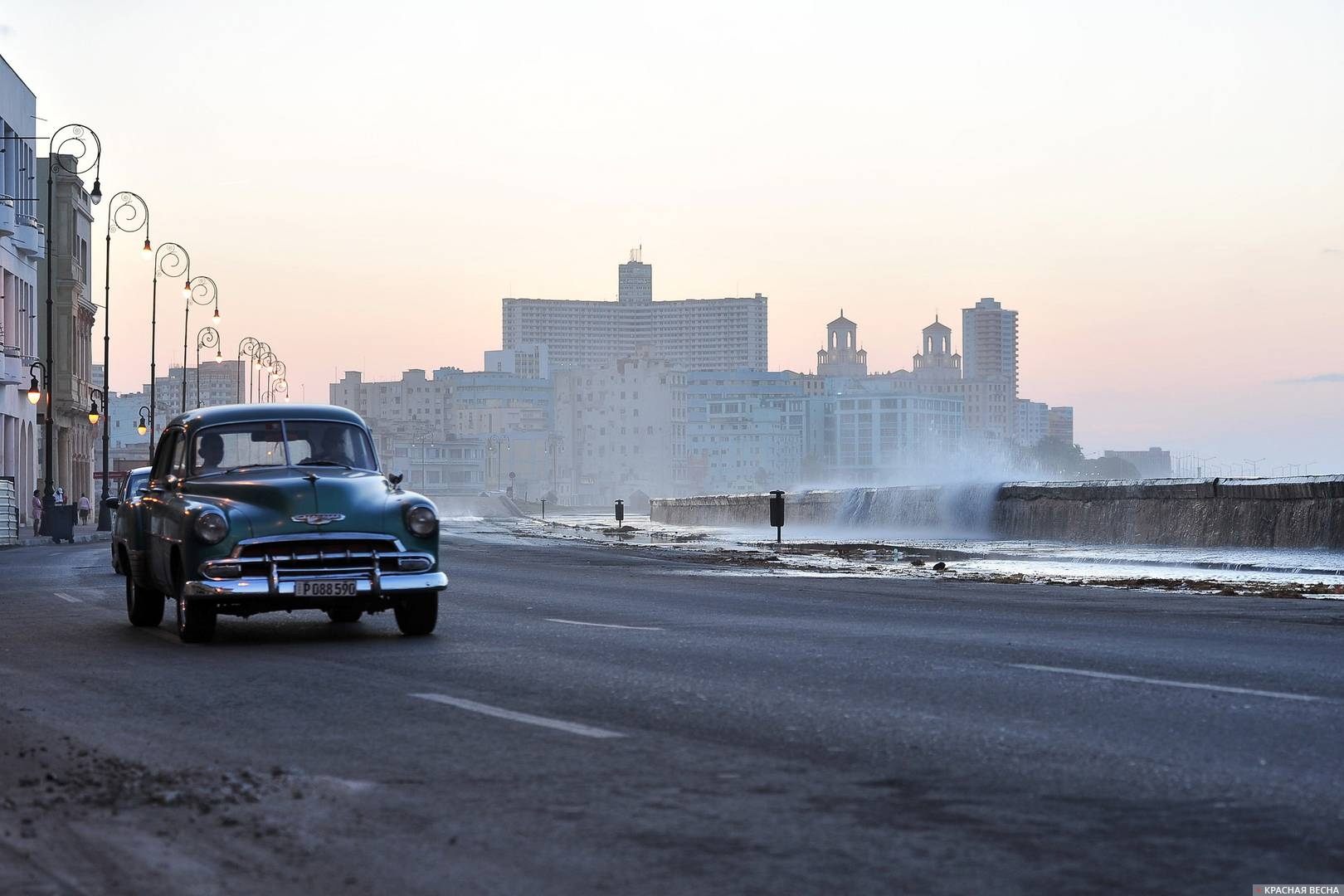 Старинный автомобиль на набережной Малекон. Гавана. Куба