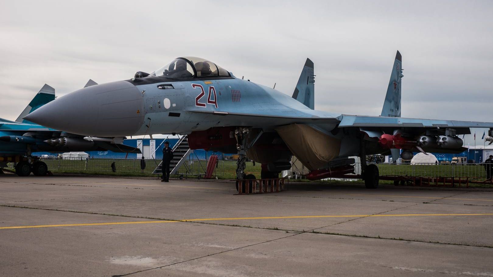 Сверхманевренный истребитель Су-35. МАКС