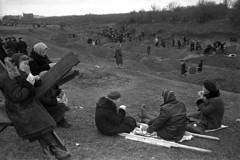 Создание противотанковых рвов под Москвой в октябре 1941 года