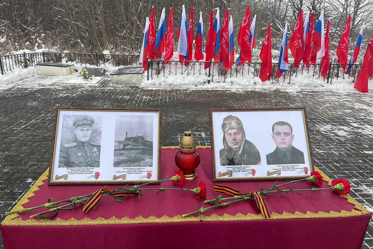 В поселке Пятидорожное Багратионовского муниципального округа Калининградской области захоронили останки советских летчиков, найденных поисковиками