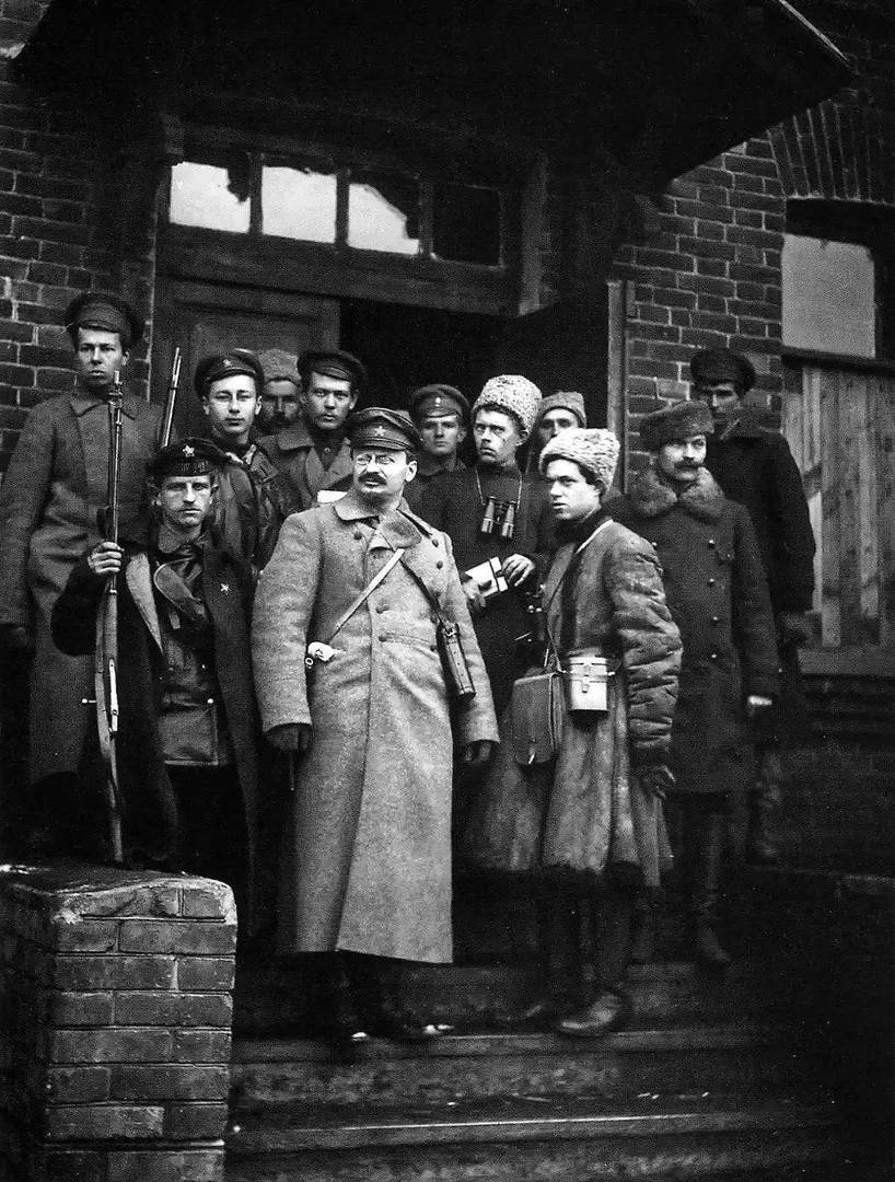 Лев Троцкий с охраной, 1919 год.