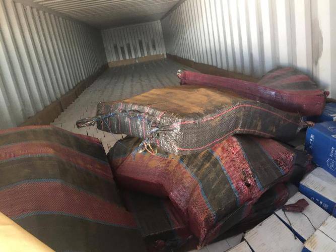 Мешки с наркотическим веществом.