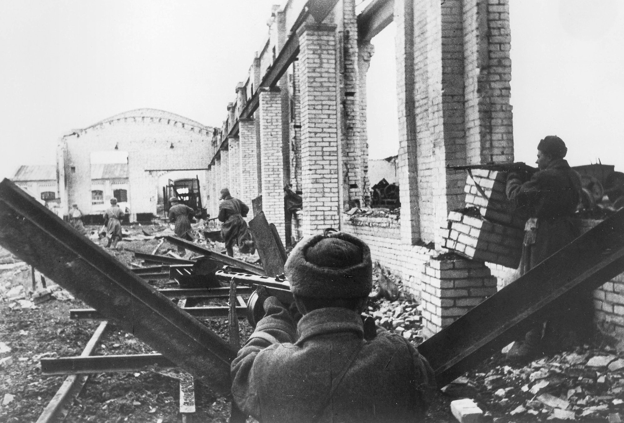 Красноармейцы ведут бой среди развалин разрушенного цеха в Сталинграде. 1942